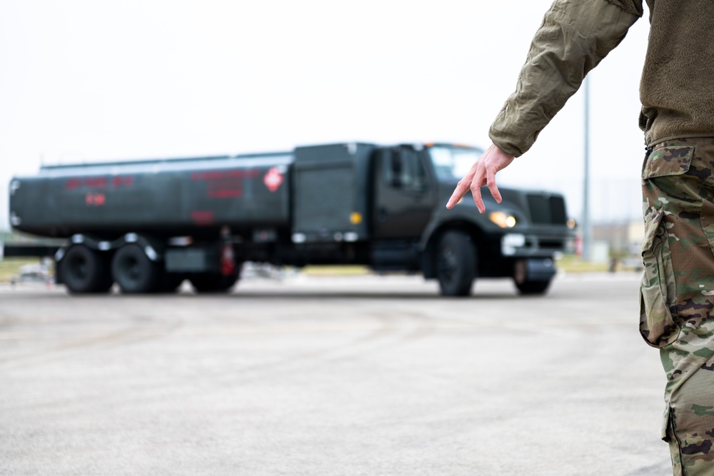 384th EARS trains 55th EFGS in hot-pit refueling KC-135