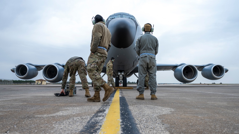 384th EARS trains 55th EFGS in hot-pit refueling KC-135