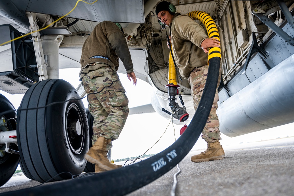 384th EARS trains 55th EFGS in hot-pit refueling KC-135