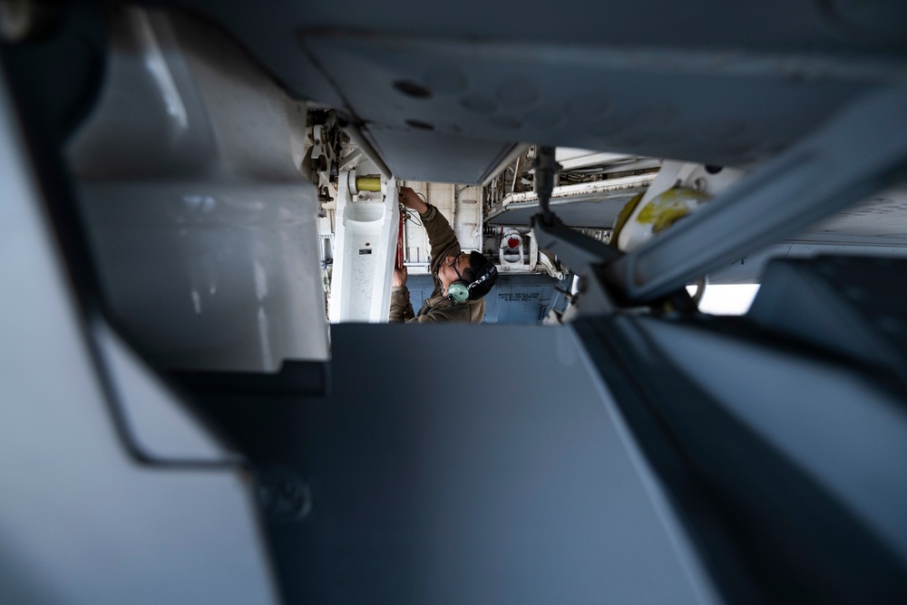384th EARS trains 55th EFGS in hot-pit refueling KC-135