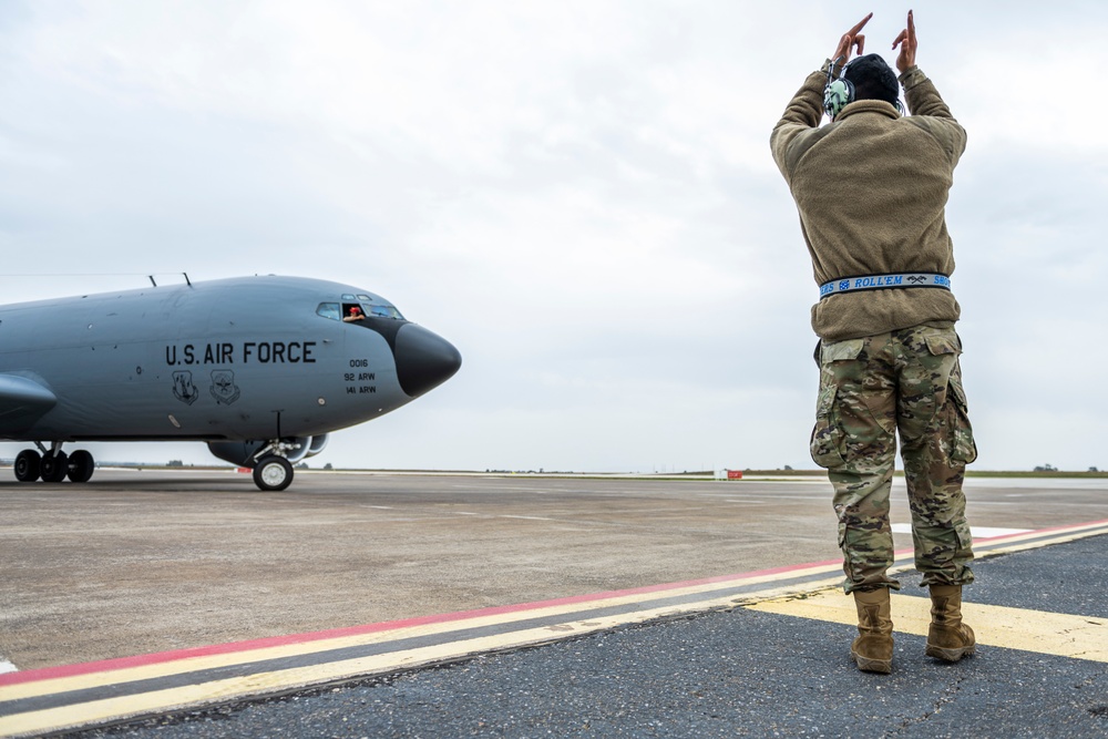 384th EARS trains 55th EFGS in hot-pit refueling KC-135