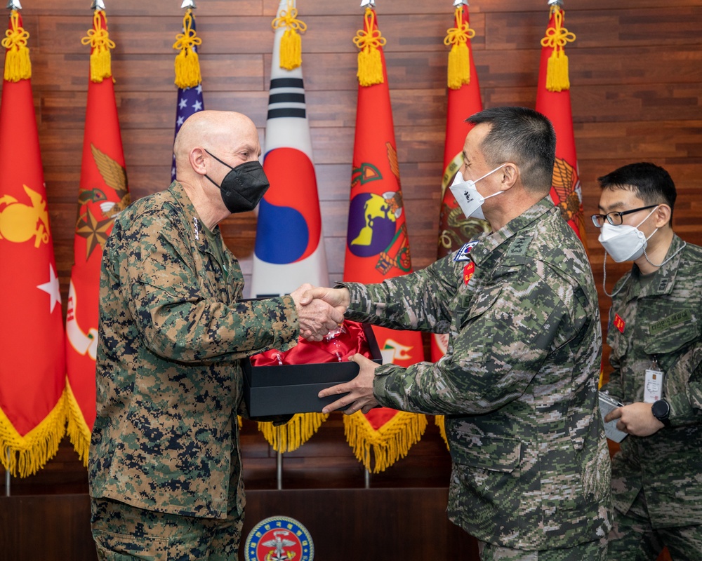 Gen. Berger, Sgt. Maj. Black visit the Republic of Korea