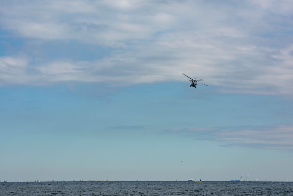 HSC-12 conducts SAAR swimmer training at CFAY helipad