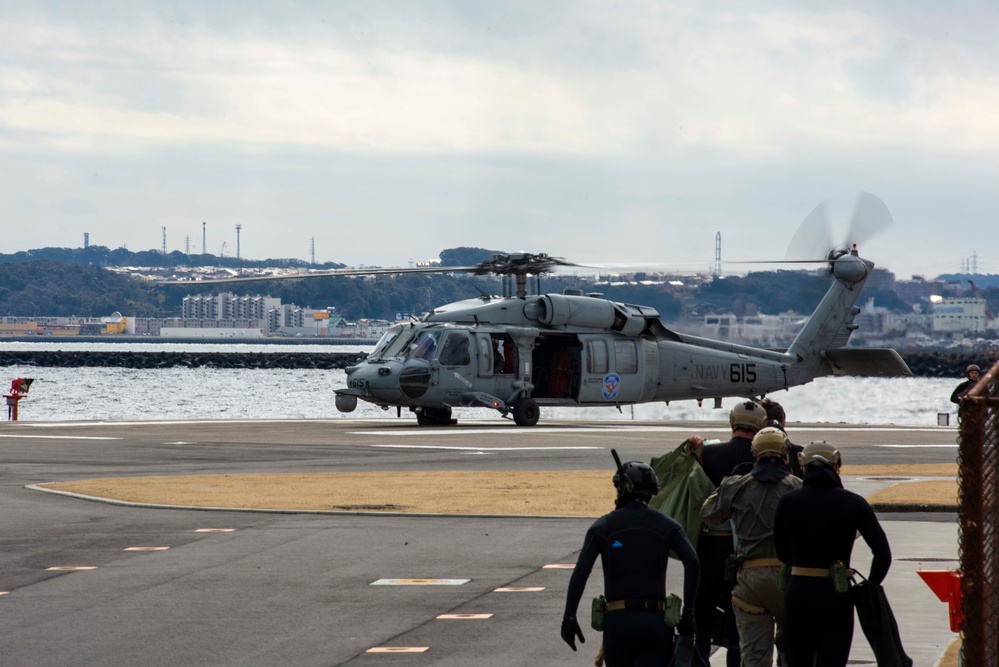 HSC-12 conducts SAAR swimmer training at CFAY helipad