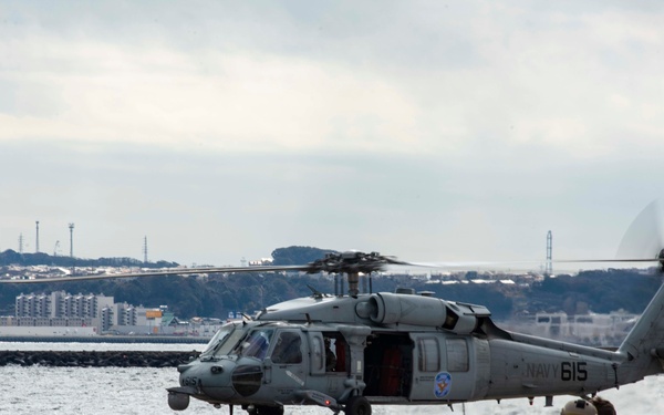 HSC-12 conducts SAAR swimmer training at CFAY helipad