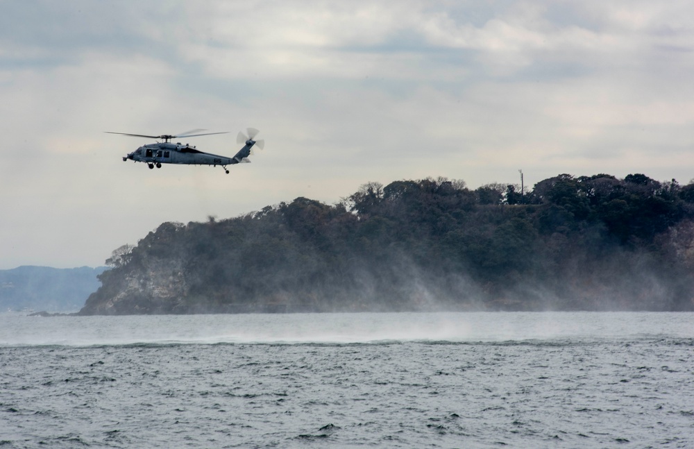 HSC-12 conducts SAAR swimmer training at CFAY helipad