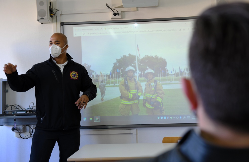NSA NAPLES STAFF SPEAKS TO ITALIAN HIGH SCHOOL STUDENTS AT COMMUNITY RELATIONS EVENT