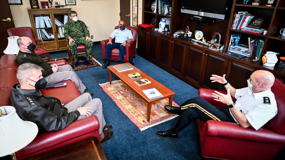 U.S. Army General Hokanson visits IADC