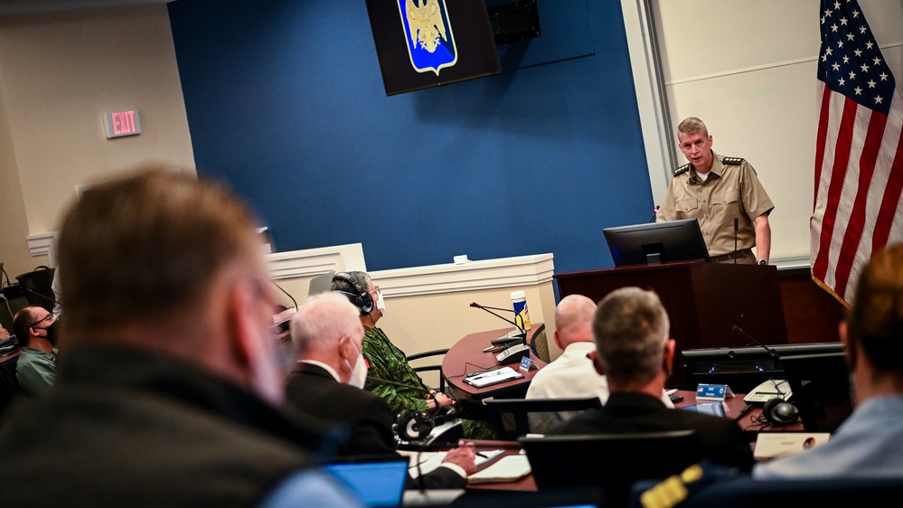 U.S. Army General Hokanson visits IADC
