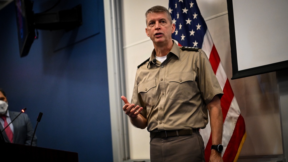 U.S. Army General Hokanson visits IADC