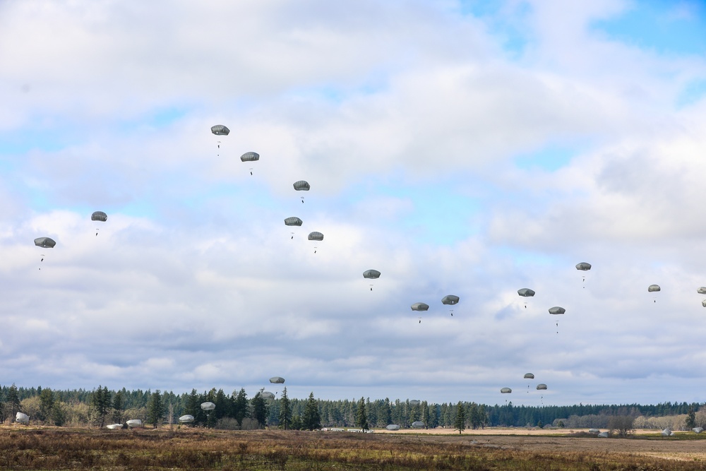 U.S. and Thai Paratroopers conduct bilateral airborne training