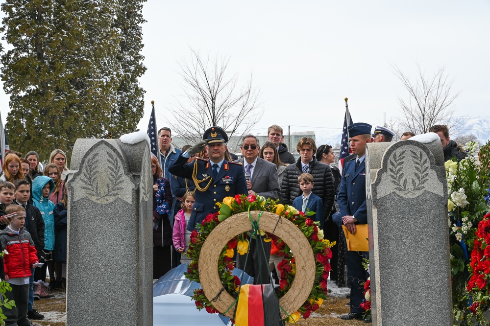 &quot;Candy Bomber&quot; laid to rest