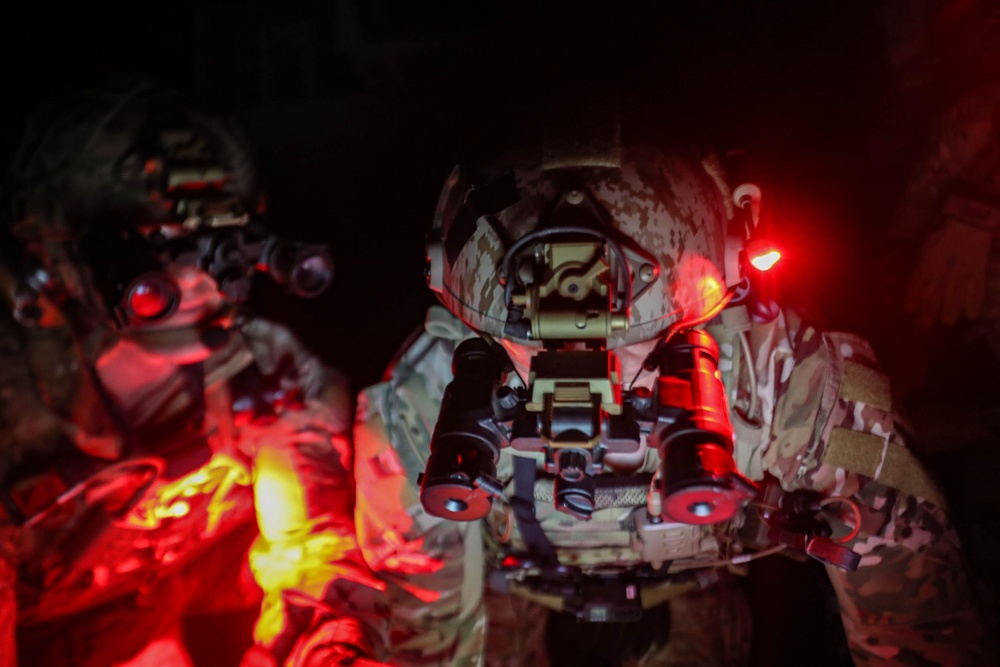 EODMU 3 conducts HVBSS aboard Mobile Bay