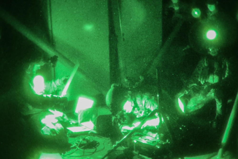 EODMU 3 conducts HVBSS aboard Mobile Bay