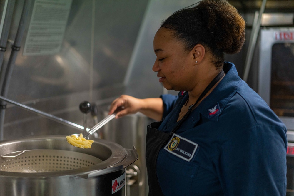 USS Jackson (LCS 6) Prepares Food