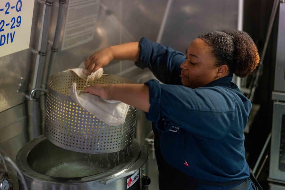 USS Jackson (LCS 6) Prepares Food