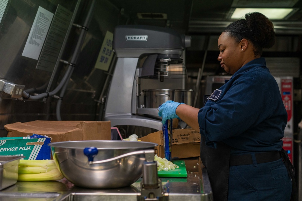 USS Jackson (LCS 6) Prepares Food