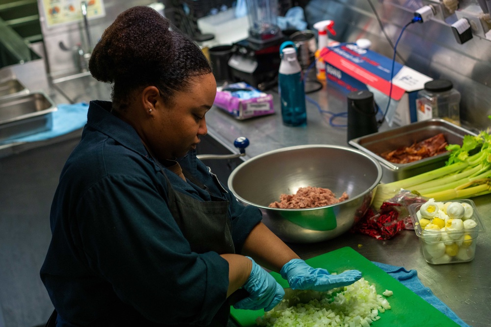 USS Jackson (LCS 6) Prepares Food