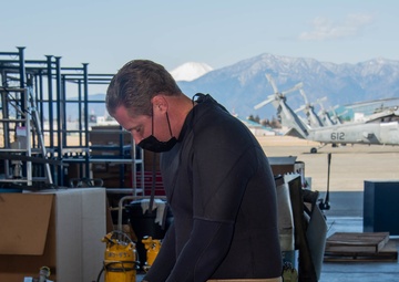 Sailors of Explosive Ordnance Disposal Unit 5 depart NAF Atsugi