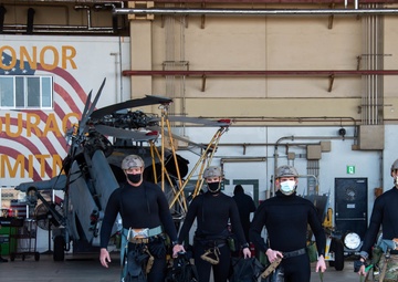 Sailors of Explosive Ordnance Disposal Unit 5 depart NAF Atsugi
