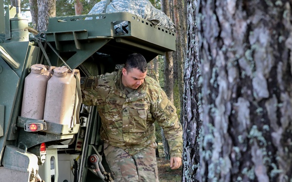 5-4 ADA train with Polish ADA during Saber Strike 2022