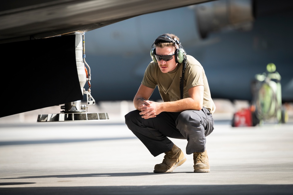 816 EAS moves U.S. Army personnel, M2A3 Bradley in support of CJTF-OIR