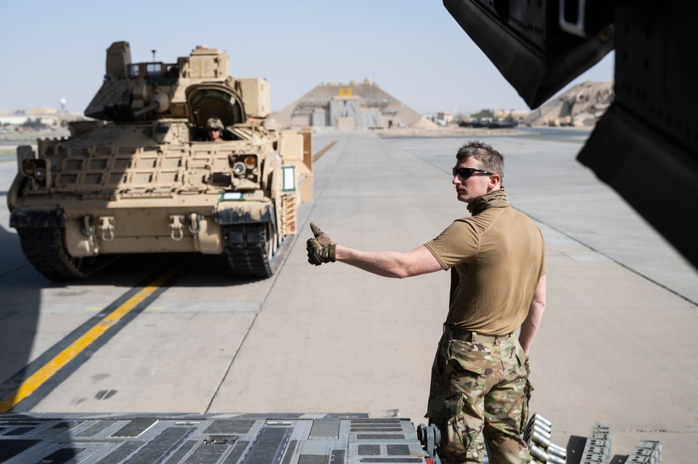 816 EAS moves U.S. Army personnel, M2A3 Bradley in support of CJTF-OIR
