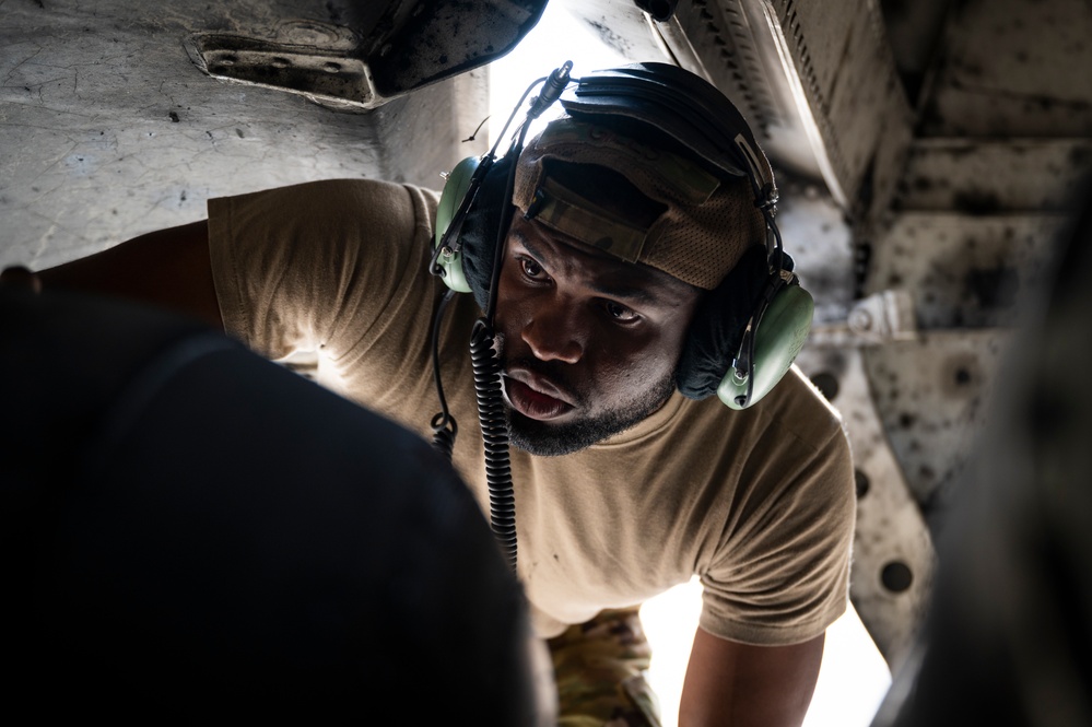 816 EAS moves U.S. Army personnel, M2A3 Bradley in support of CJTF-OIR