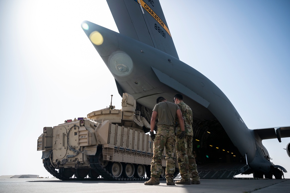 816 EAS moves U.S. Army personnel, M2A3 Bradley in support of CJTF-OIR