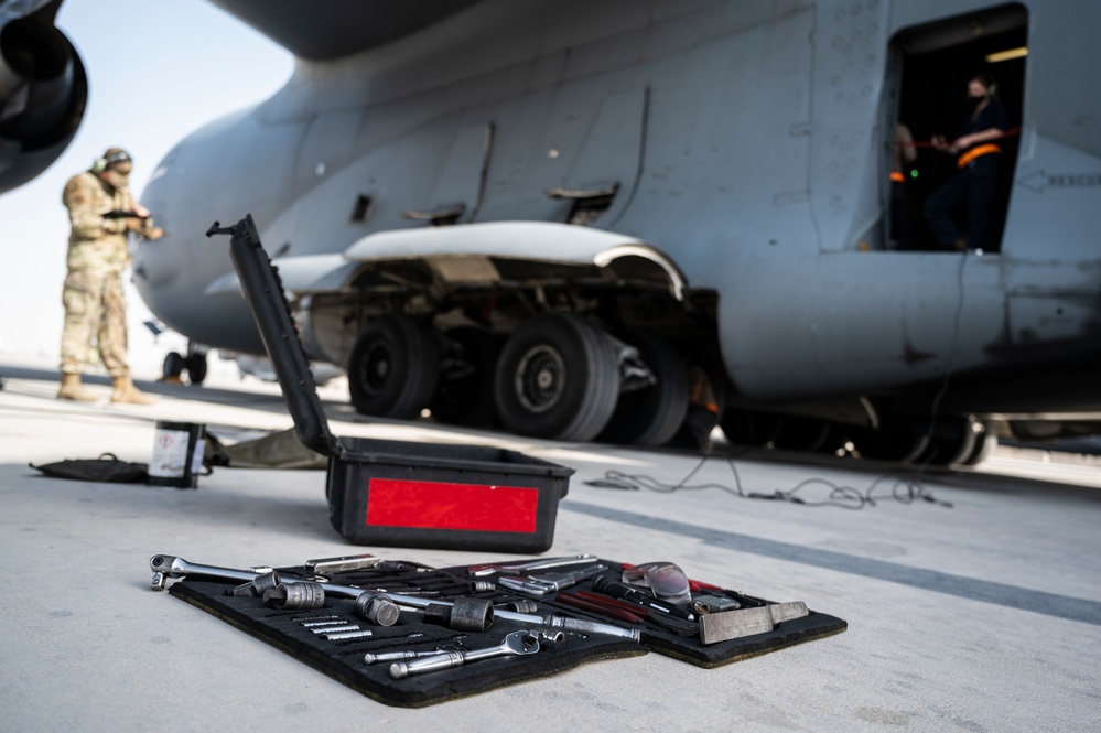 816 EAS moves U.S. Army personnel, M2A3 Bradley in support of CJTF-OIR