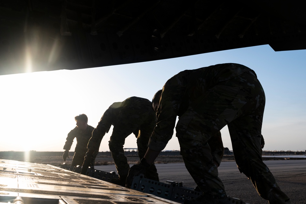 816 EAS moves U.S. Army personnel, M2A3 Bradley in support of CJTF-OIR
