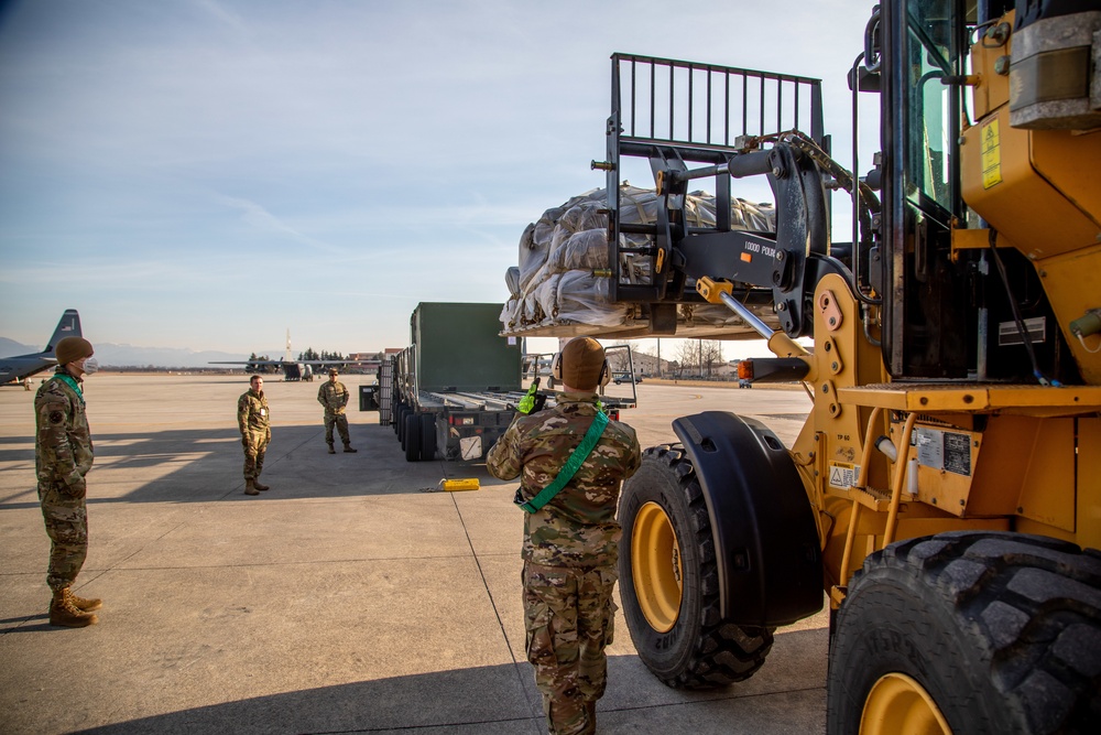 Soldiers and Airmen conduct deployment activities