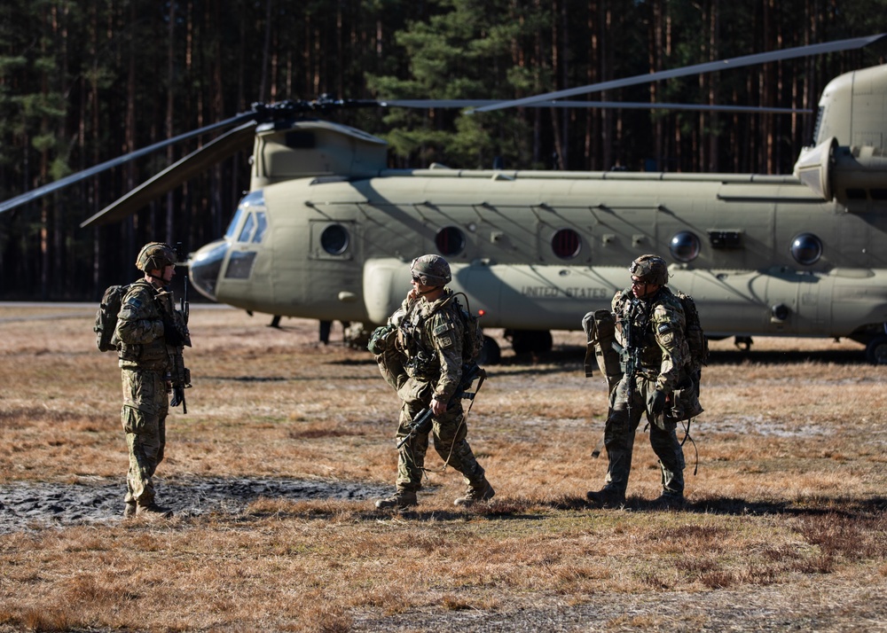 Paratroopers train with their Polish Allies during combined training event