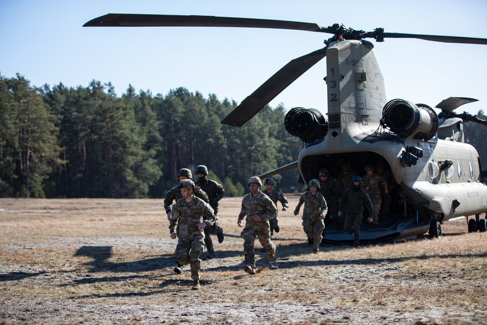 Paratroopers train with their Polish Allies during combined training event