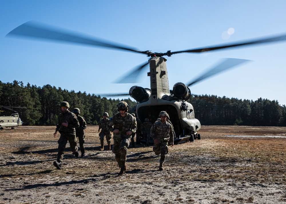 Paratroopers train with their Polish Allies during combined training event