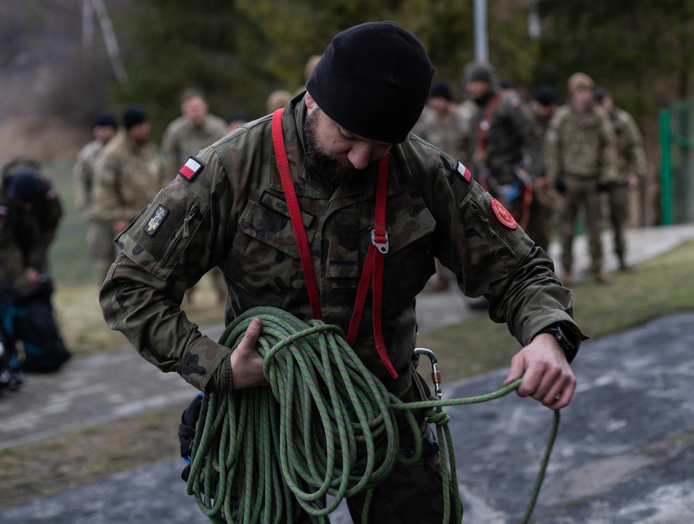 US Polish soldiers train together to increase interoperability