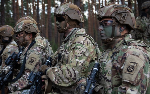 US Paratroopers / Polish soldiers train together to increase interoperability