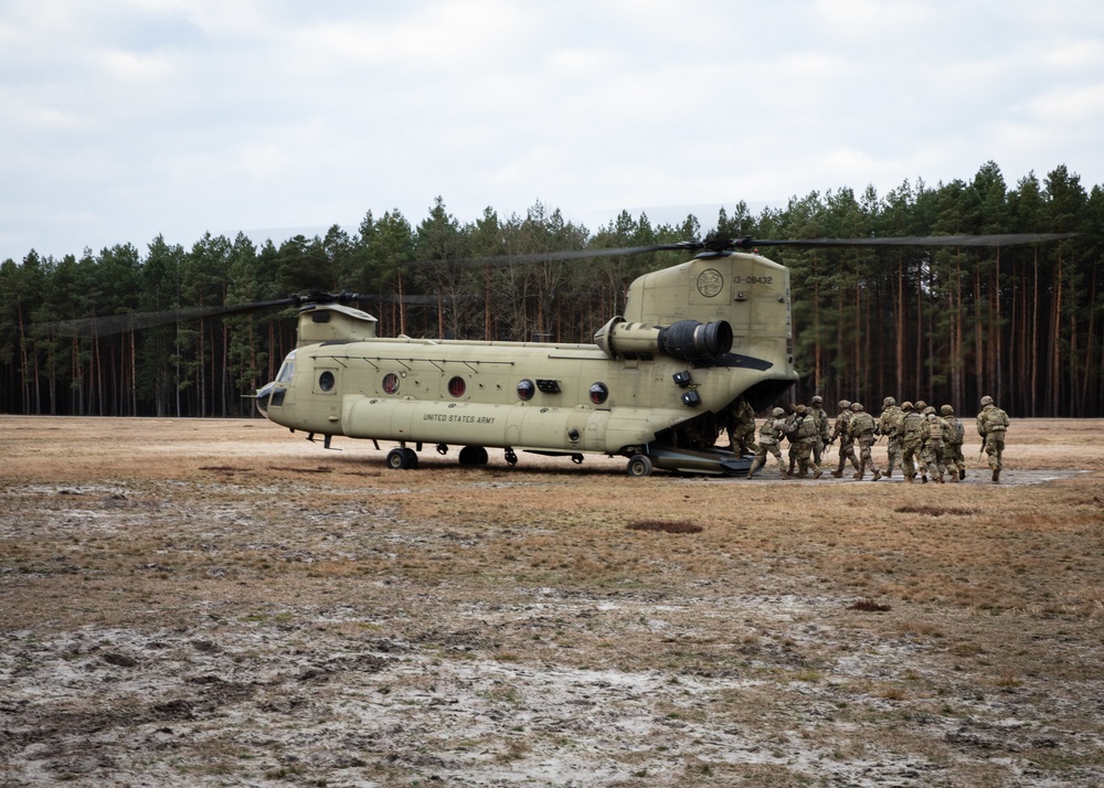 US Paratroopers / Polish soldiers train together to increase interoperability