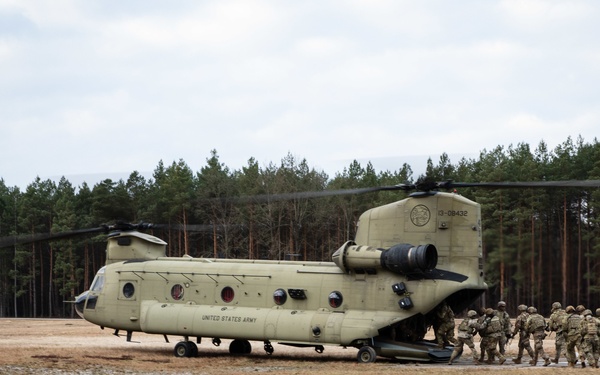 US Paratroopers / Polish soldiers train together to increase interoperability