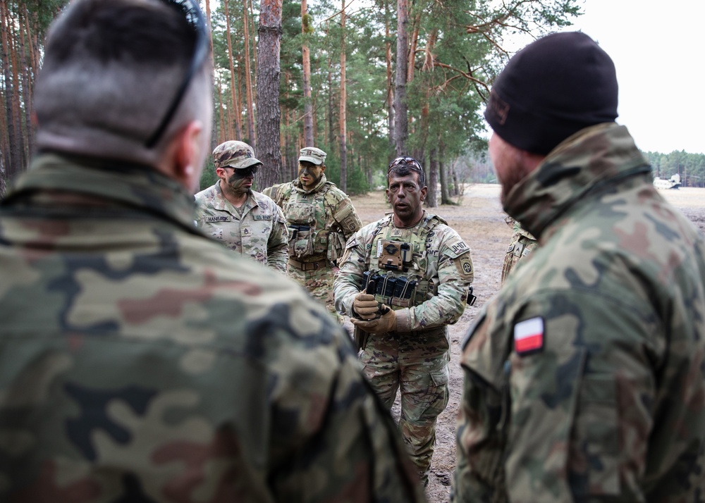 US Paratroopers / Polish soldiers train together to increase interoperability