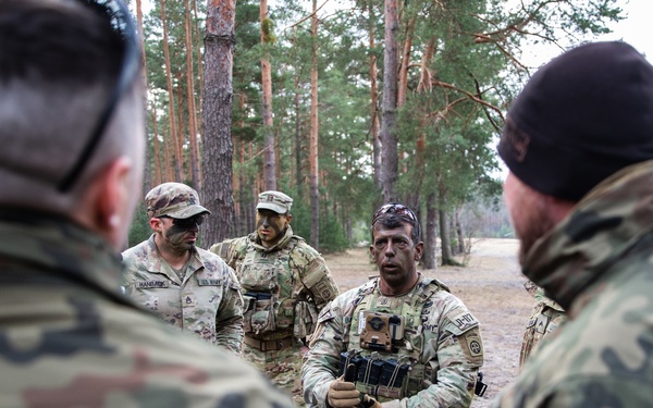 US Paratroopers / Polish soldiers train together to increase interoperability