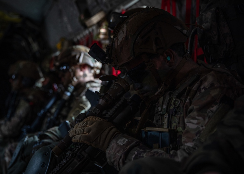 US Paratroopers / Polish soldiers train together to increase interoperability