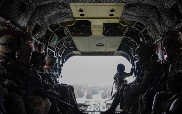 US Paratroopers / Polish soldiers train together to increase interoperability