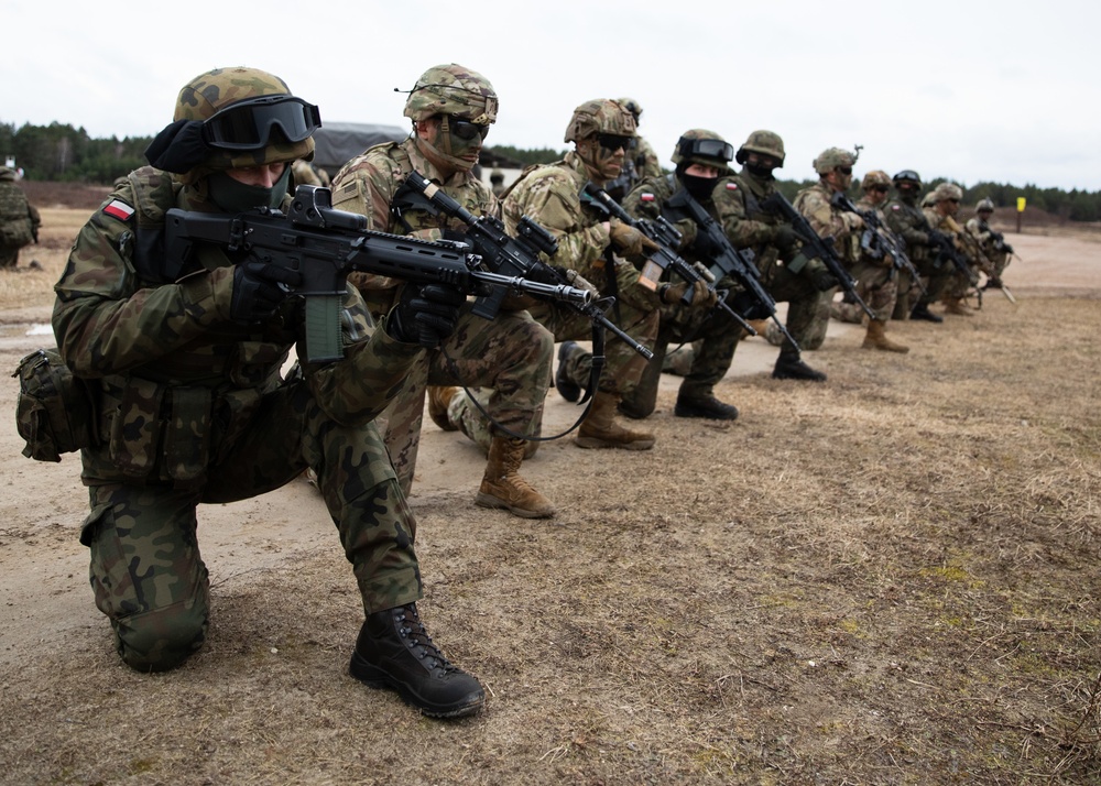 US Paratroopers / Polish soldiers train together to increase interoperability