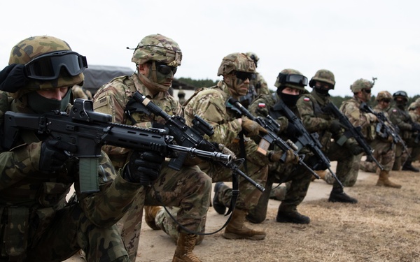 US Paratroopers / Polish soldiers train together to increase interoperability