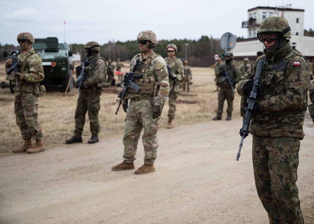 US Paratroopers / Polish soldiers train together to increase interoperability