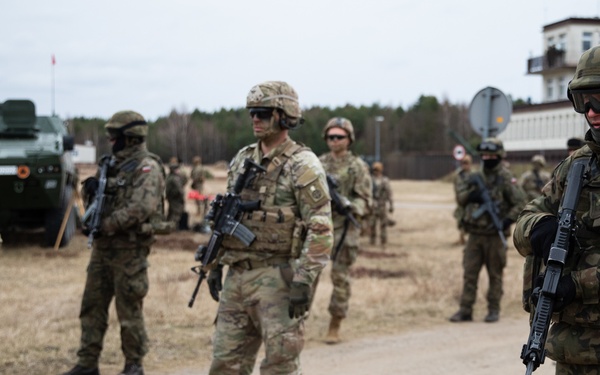 US Paratroopers / Polish soldiers train together to increase interoperability