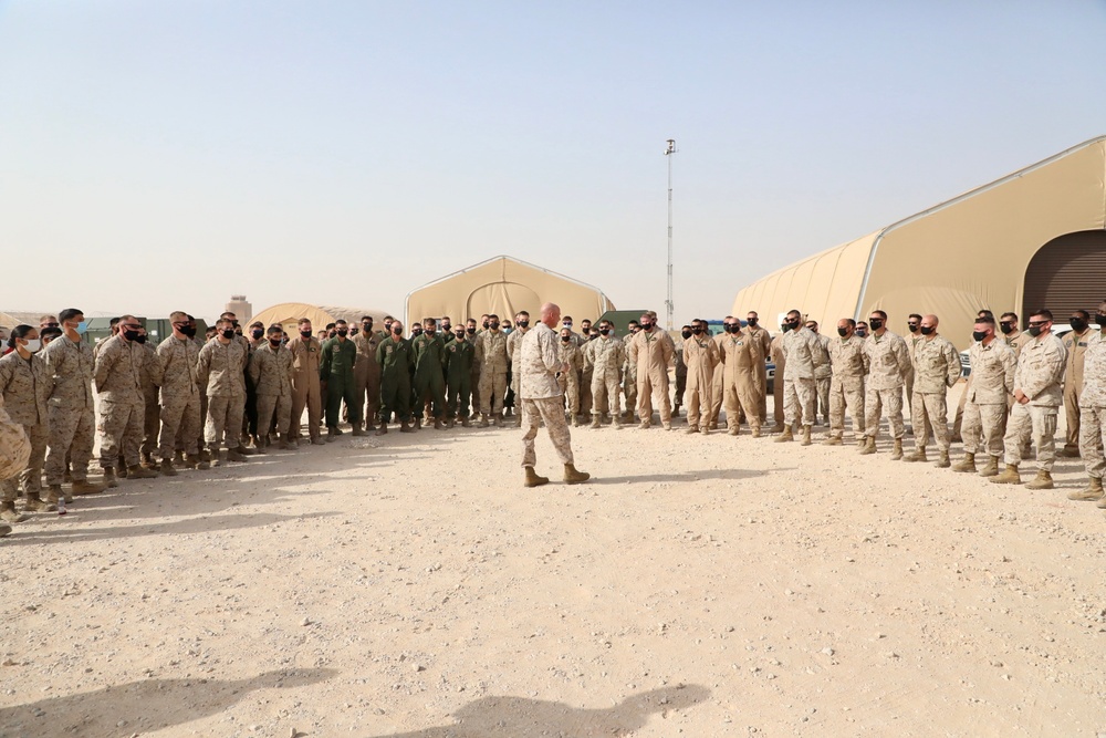 COMUSMARCENT visits VMFA-115