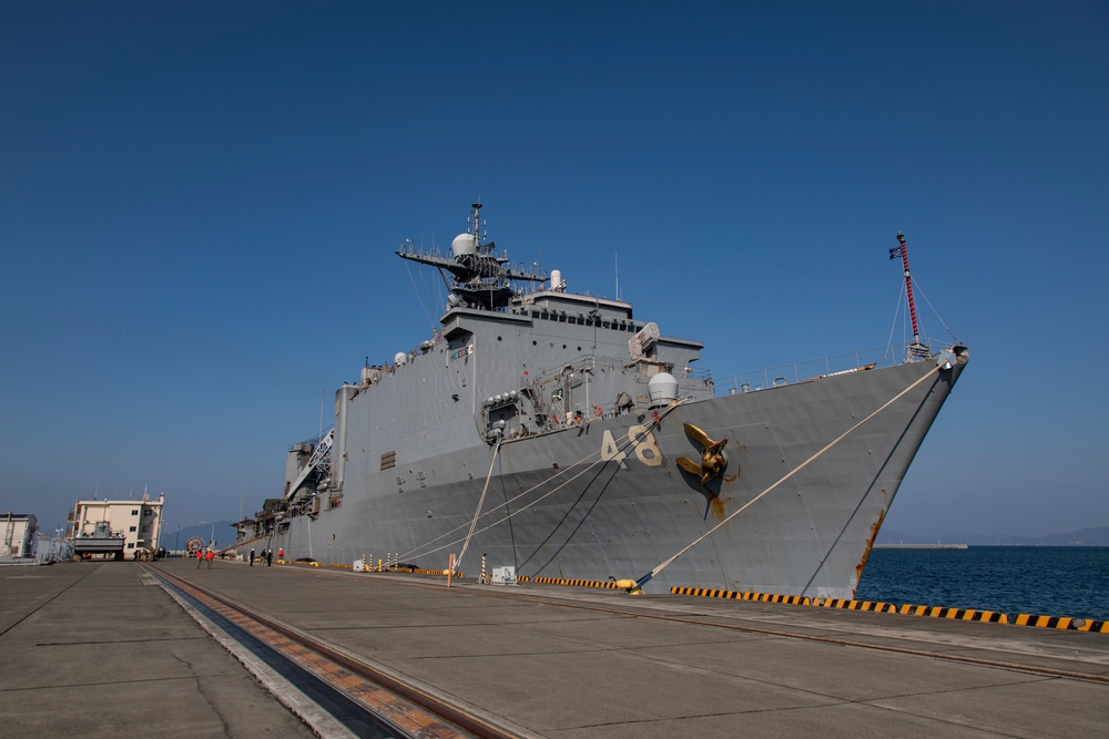 USS Ashland docks at MCAS Iwakuni