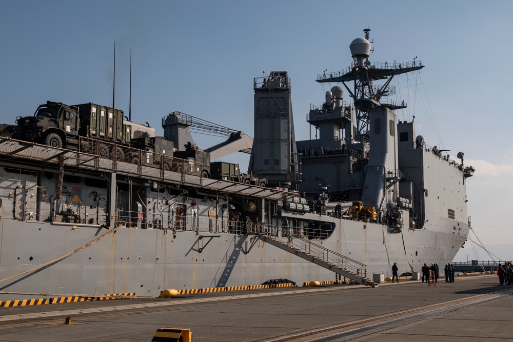 USS Ashland docks at MCAS Iwakuni